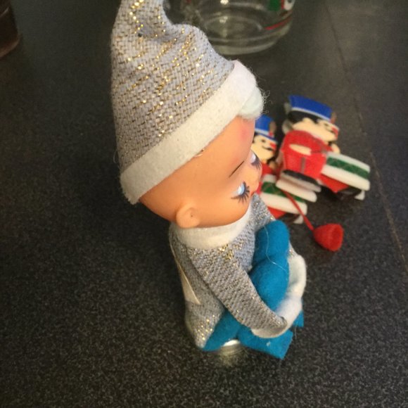 Lot of vintage Christmas items 2 pins, flocked Santa, reindeer, and elf - Picture 7 of 7